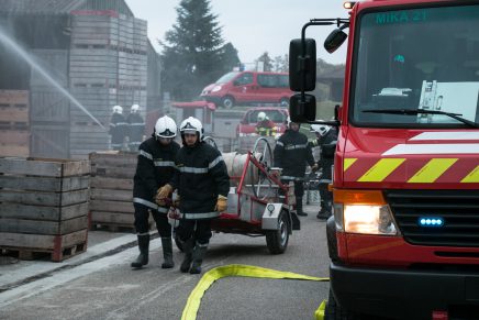 Feu de hangar dans une ferme pour l’exercice final de l’école de formation